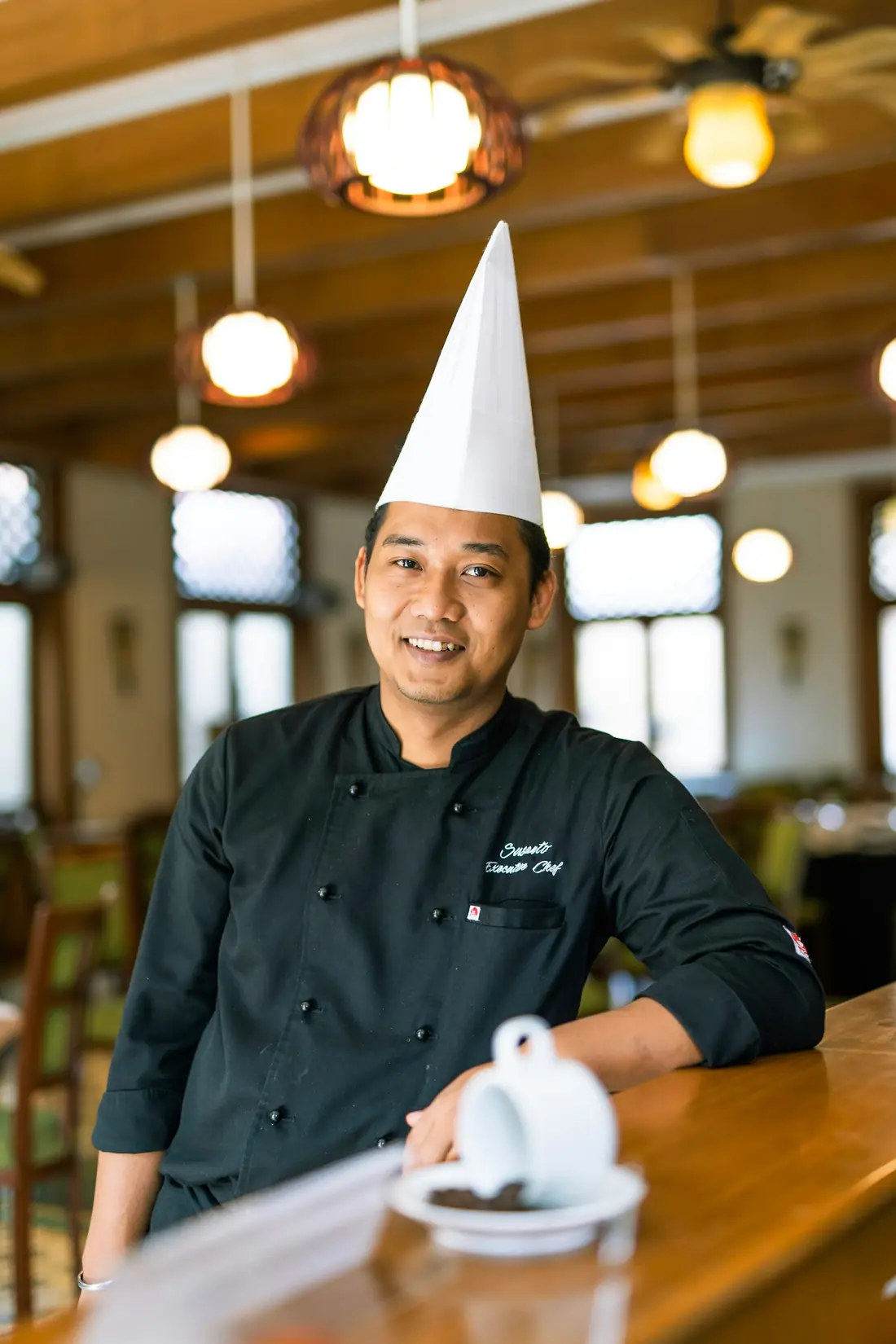 Chef sorrindo no salão de um restaurante